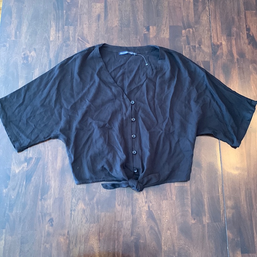 NWOT A&F Abercrombie & Fitch black short sleeve v-neck button down crop top, S